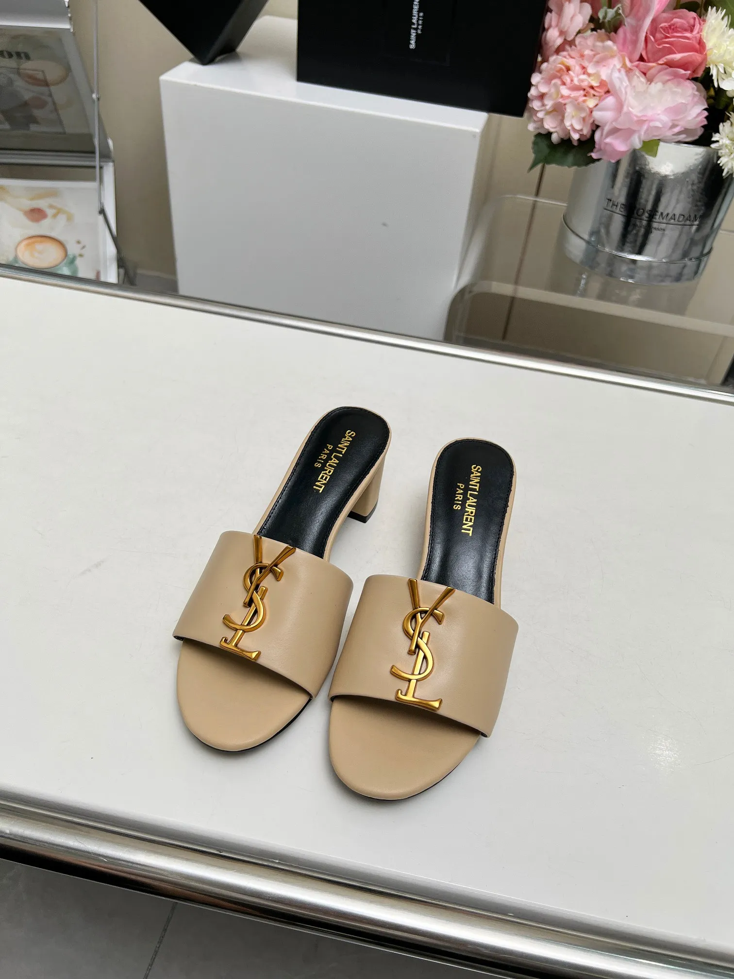 👟👟Ex-factory price 340👟👟 Genuine leather sole +30 Heel height: 5cm Fabric: Cow leather Pads: Sheep leather Size: 35-43 (42, 43 custom-made, non-returnable) [Saint Laurent] Saint Laurent 2024 counter synchronized new model, YSL-logo letter buckle decoration, high-quality and glamorous masterpiece, both temperament and fashion Classic and attractive design style, especially beautiful on the feet